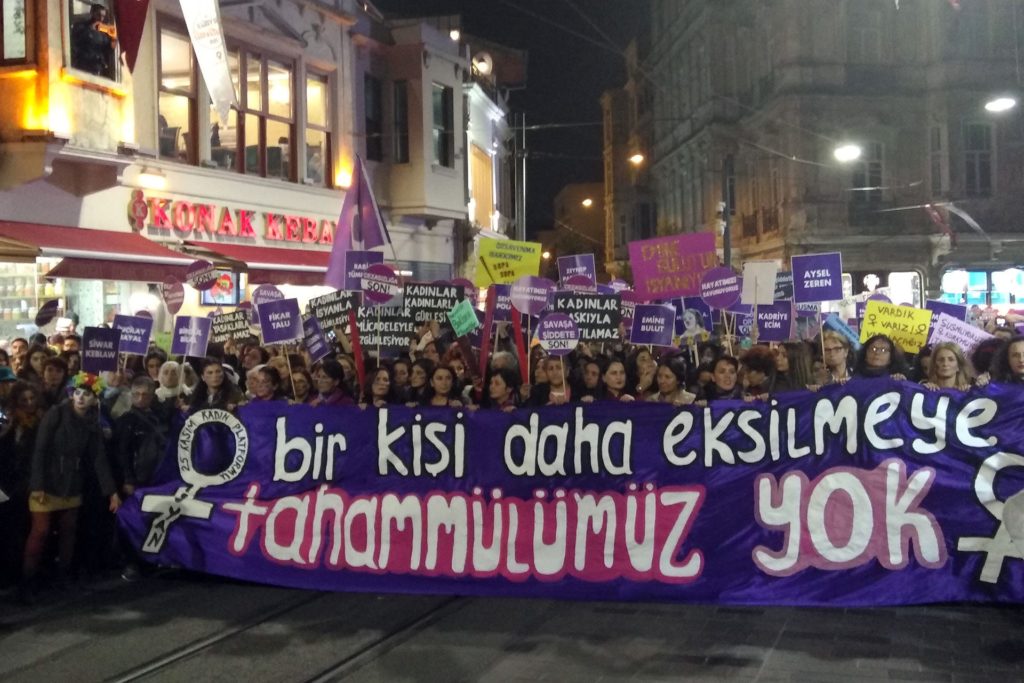 Kadınlar 25 Kasım’da Şiddete, Krize ve Eşitsizliğe Karşı Alanlardaydı