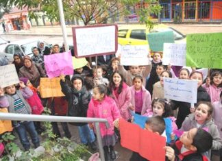 Öğrencilerden “Öğretmenimizi Geri Ver” Eylemi