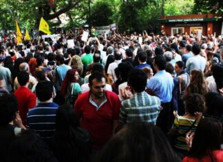 Akademisyenler Ayakta!